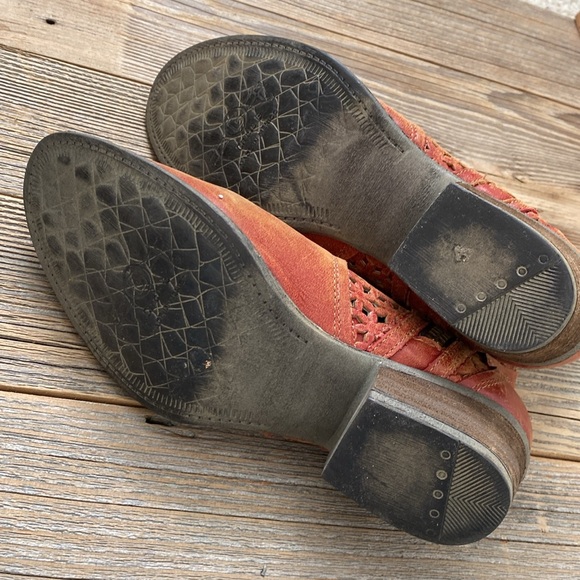 Circle G Coral Red Cutout Shortie Boots. Size 9. - Picture 5 of 9